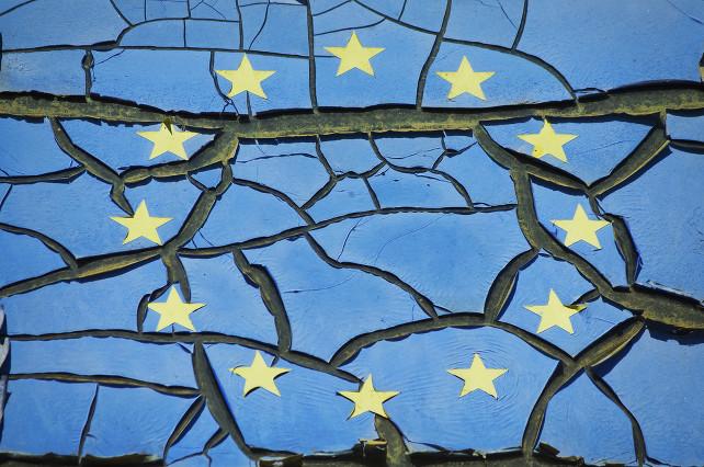 europa bandiera crisi shutterstock 331741943