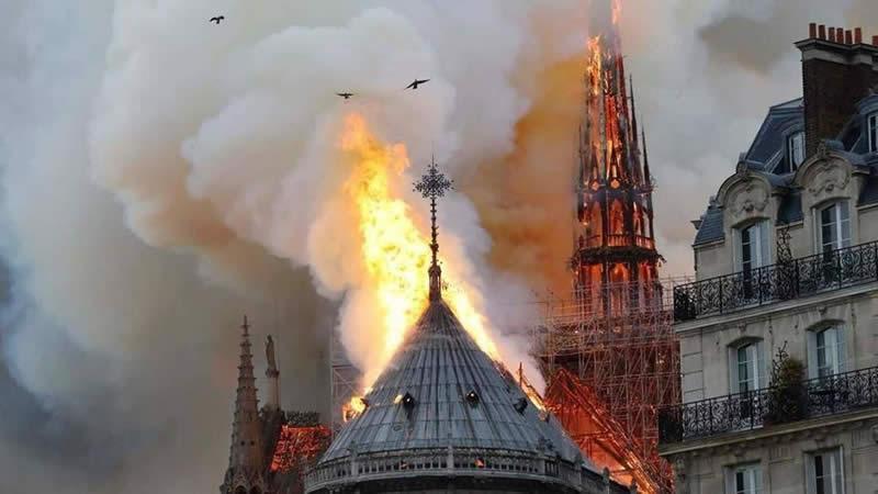 Parigi, incendio distrugge Notre Dame: crollano il tetto e la guglia