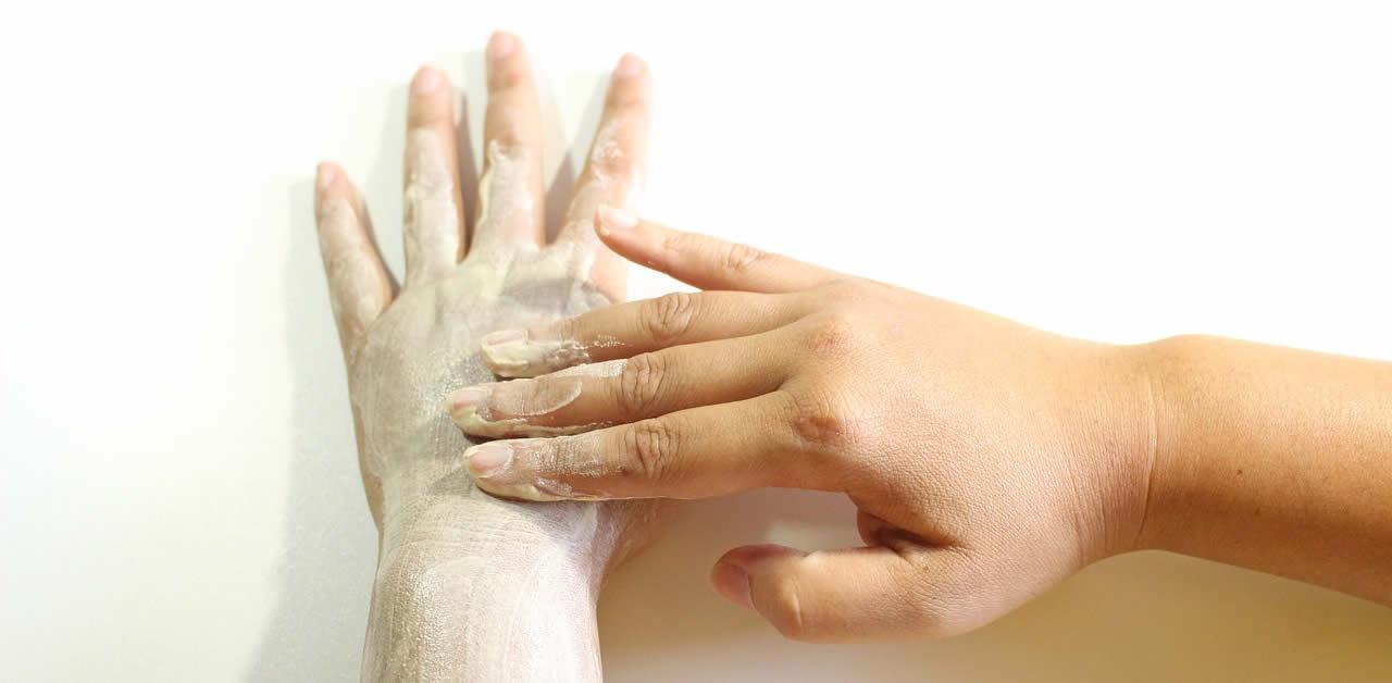 Pulizia della pelle: tutto su peeling, scrub e gommage